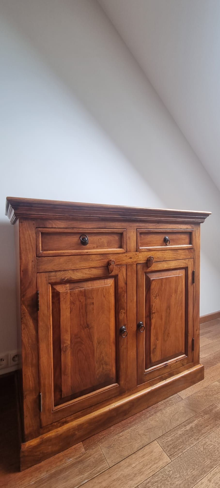 Komoda w stylu kolonialnym z litego drewna