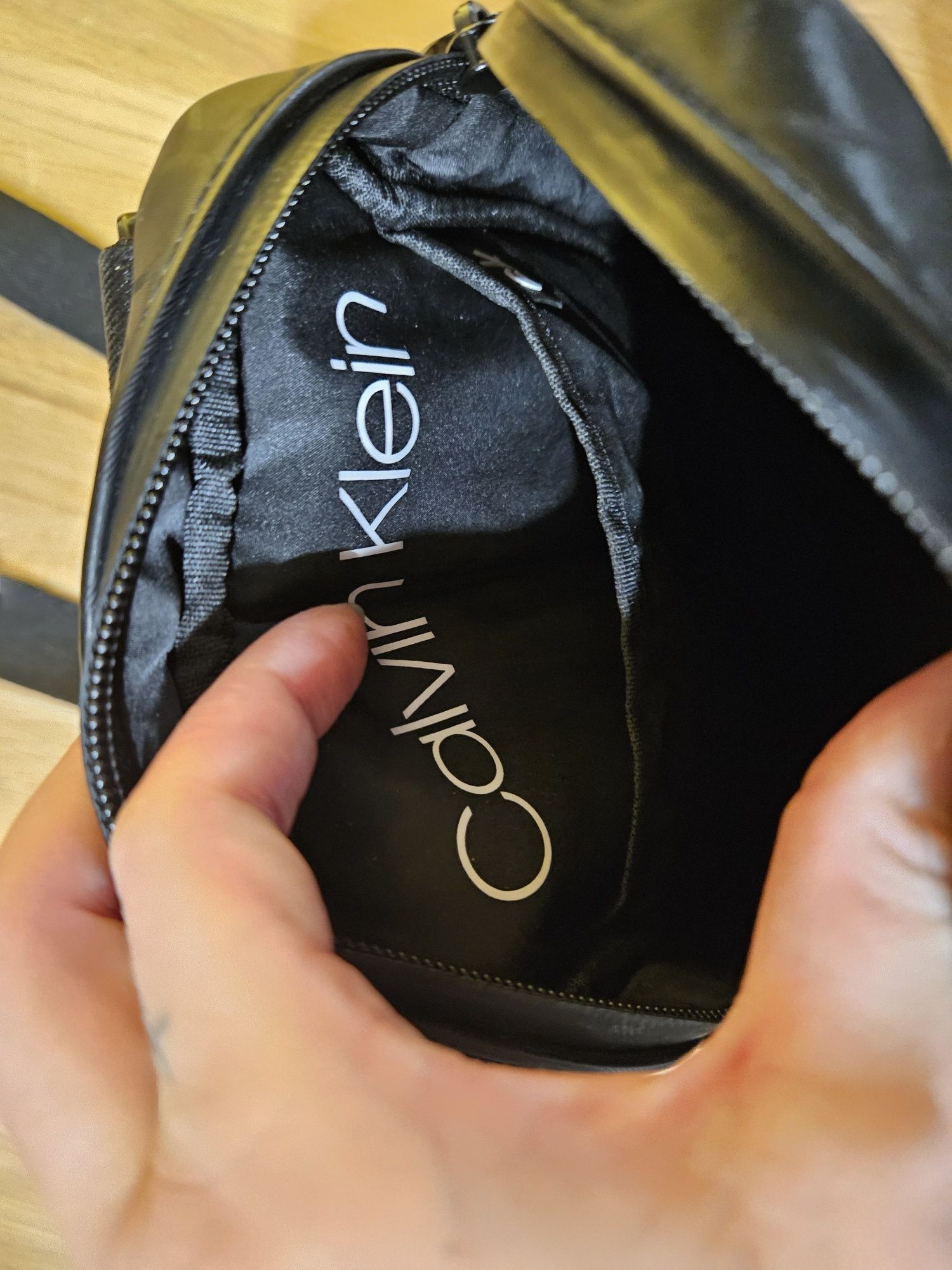 Torebka unisex Calvin Klein.
Kolor czarno-czerwony, r