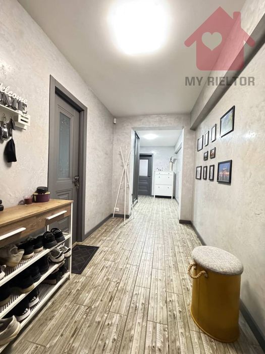 Сучасний будинок з сонячними панелями та гаражем у новому районі.