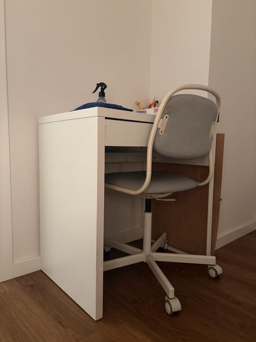 Secretária branca com cadeira