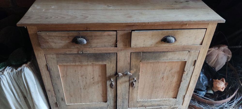 Mesa elástica antiga, armário antigo, agora €100 tudo do anúncio