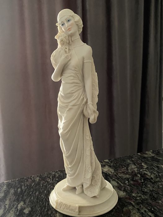 Статуэтка. Бисквитный фарфор. Италия. Винтаж