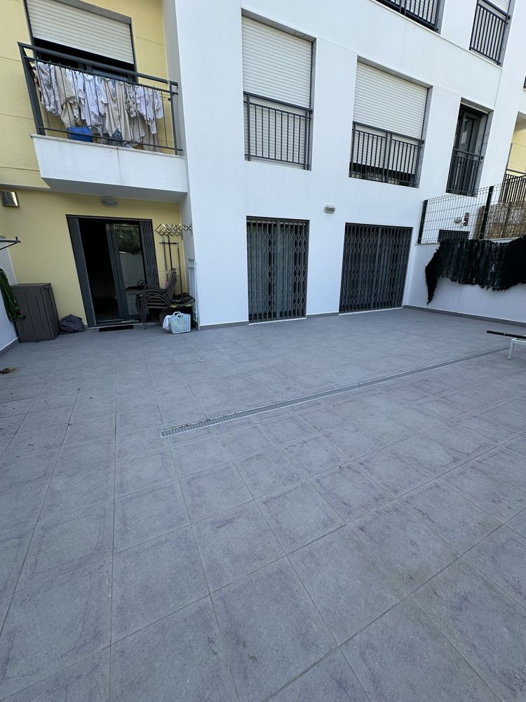 T2 com terraço 62 m2, box e arrecadação