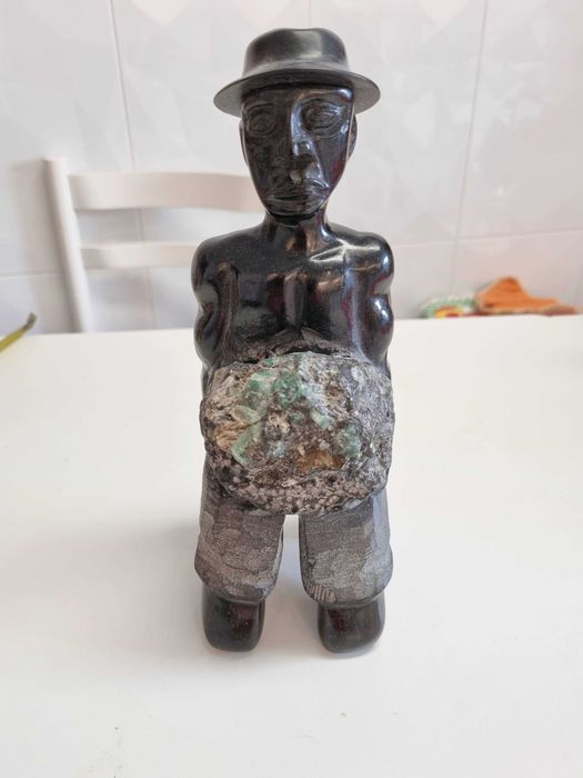 Escultura em cristal bruto e raiz de esmeralda colombiana