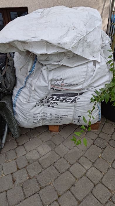 Piasek np. pod kostkę brukową