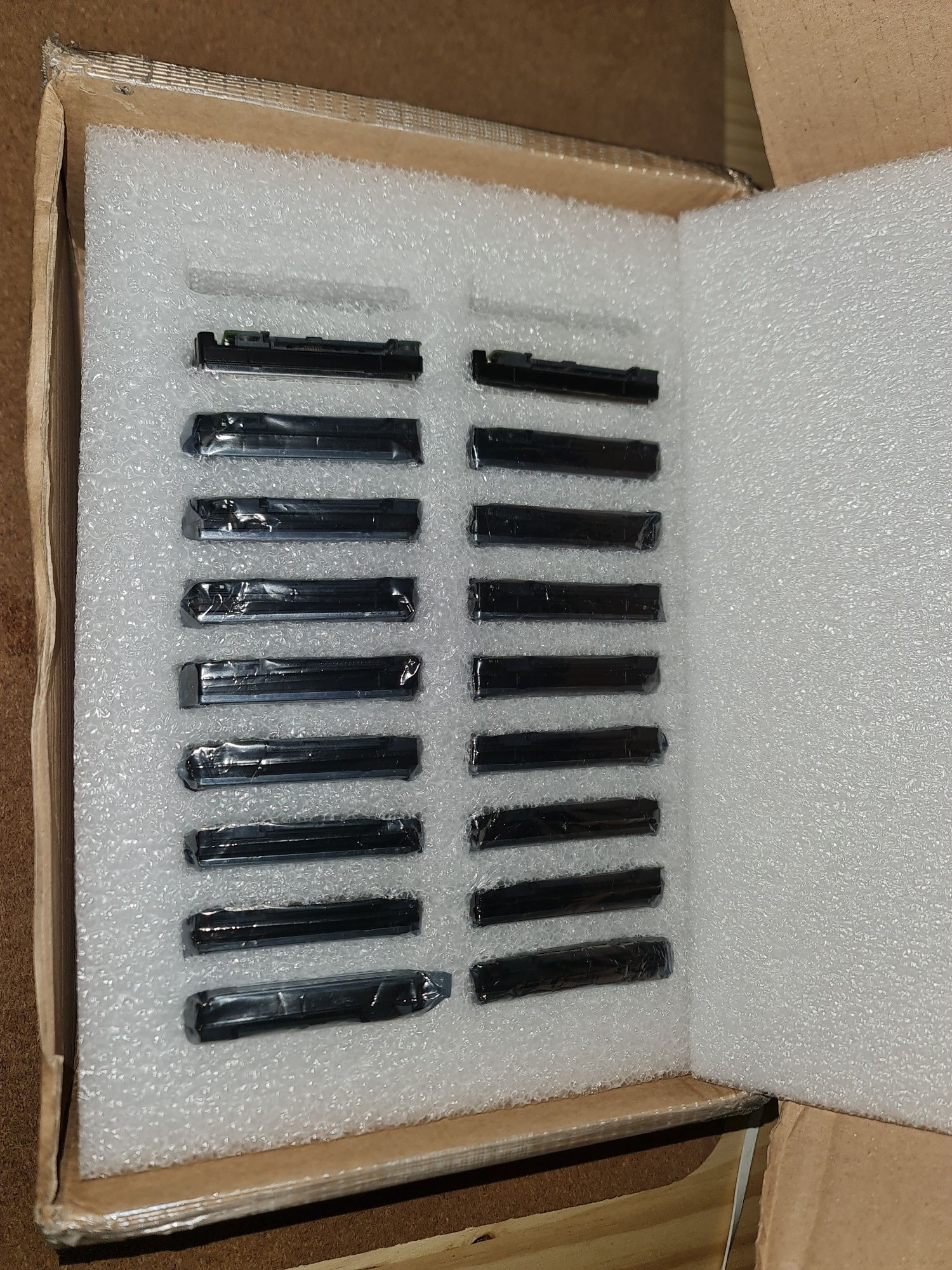 Lote 18 Discos HGST SAS 2.5" - 600GB