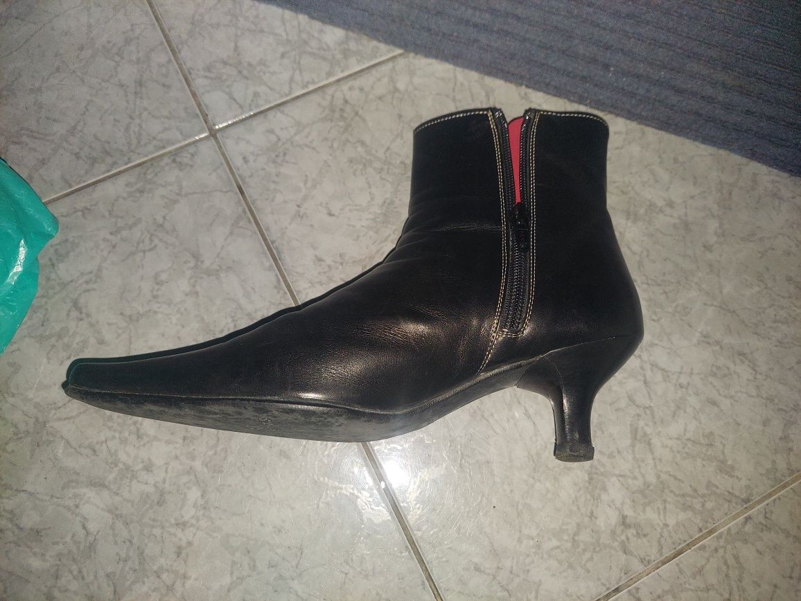 Botins pretos como novos