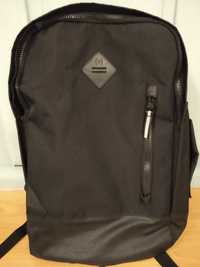 Czarny plecak  z CROPP design unit