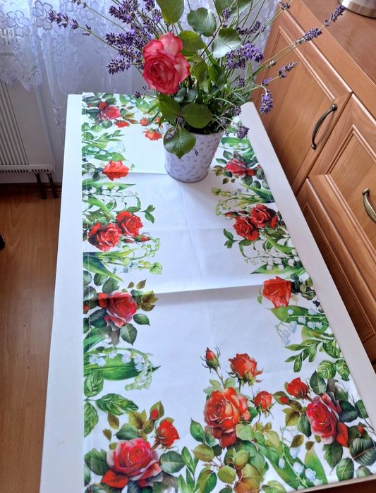 Piękny bieżnik w kwiaty róże