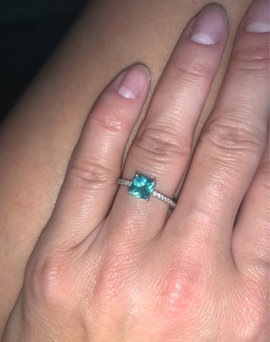 elegancki pierścionek wykonany ze srebra próby 925 z cyrkoniami