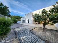 Moradia T4 de Arquitetura Moderna em Andrães, Vila Real