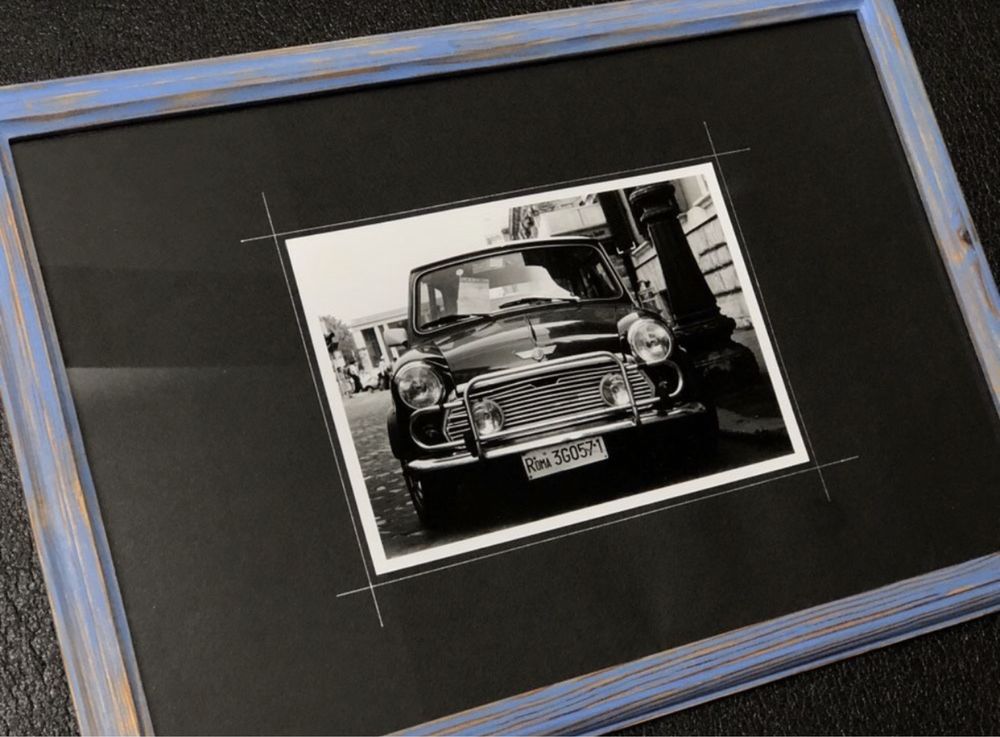 Mini Morris vintage zdjęcie oryginalne czarno białe w ramie