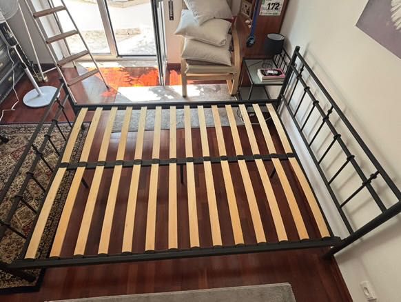 Cama de casal com mesas de cabeceira em bom estado