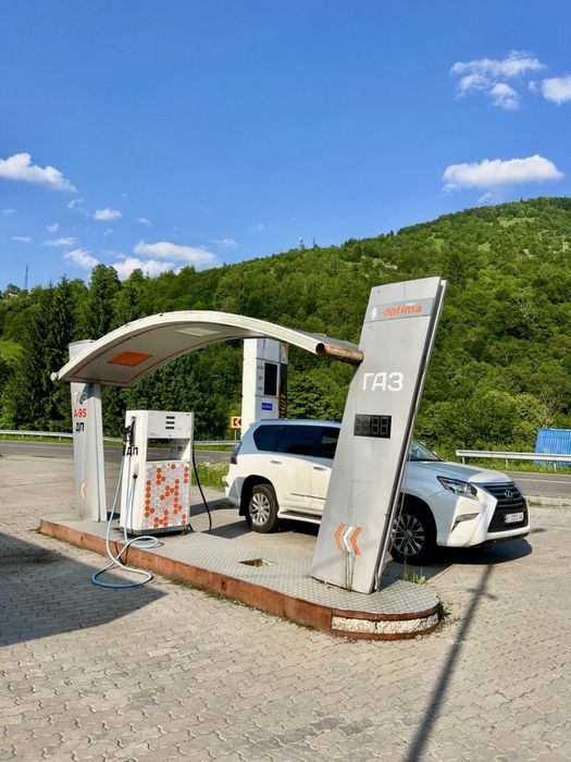 Продам АЗС в м. Рахiв, бiля дороги