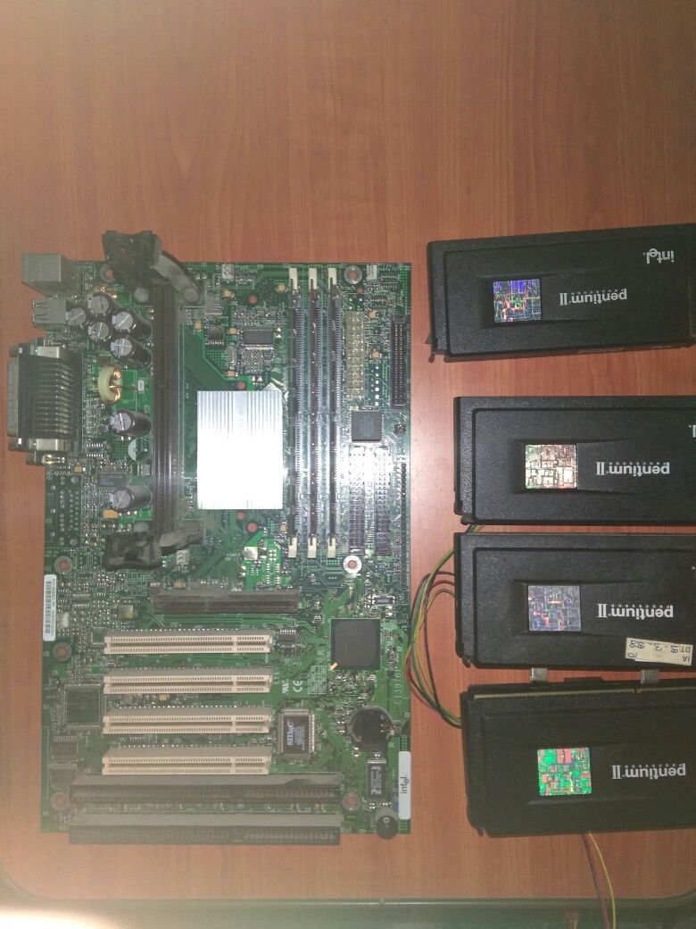 Motherboard de Pentium II + 4 processadores + EXTRAS.