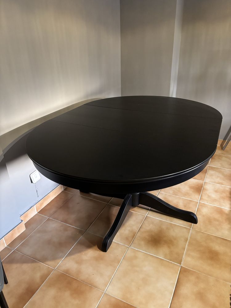 Mesa redonda extensível INGATORP – Preto (110/155 cm) + 4 cadeiras