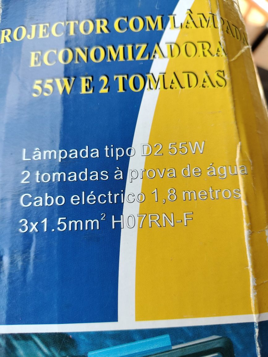 Projector com lâmpada economizadora 55W e 2 tomadas a prova de água.
A
