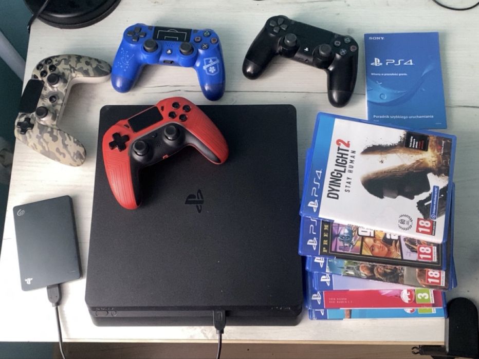 Playstation 4 500gb, z dodatkowym dyskiem 1tb, 4 padami oraz 30 grami.