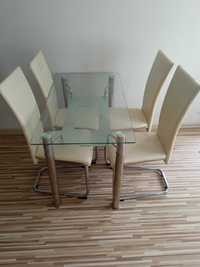 Stół i krzesła w zestawie