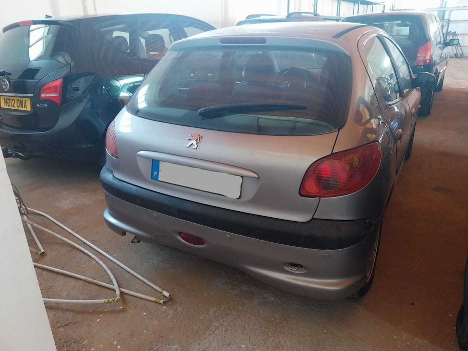 Peugeot 206 1.4 gasolina ano 2004 5 portas para peças