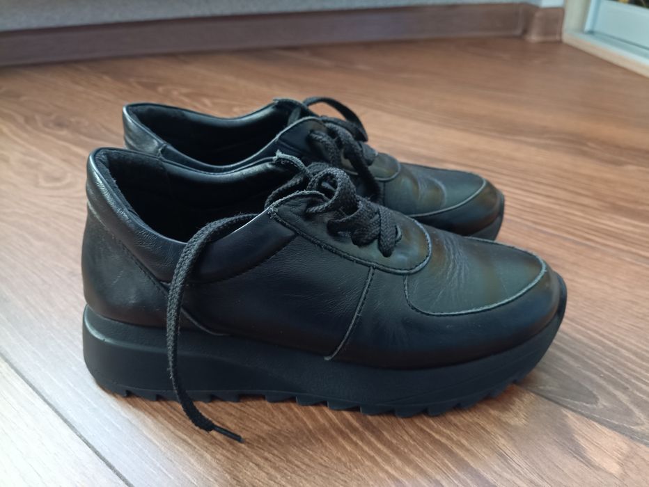 Жіночі кросівки шкіряні