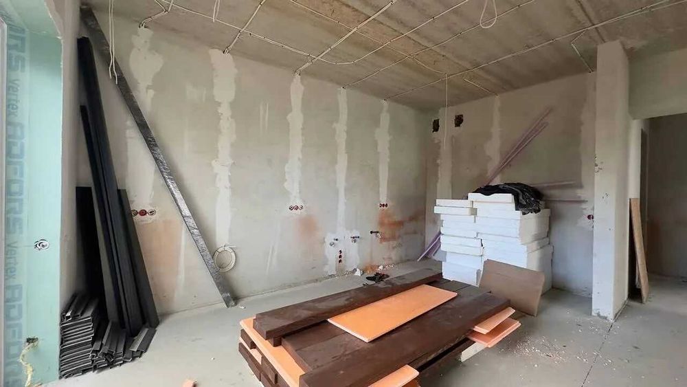 Зданий будинок поруч з містом