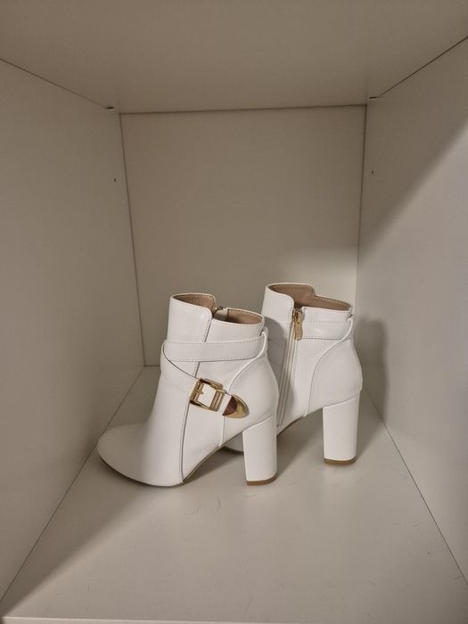 NOWE Białe krótkie kozaki