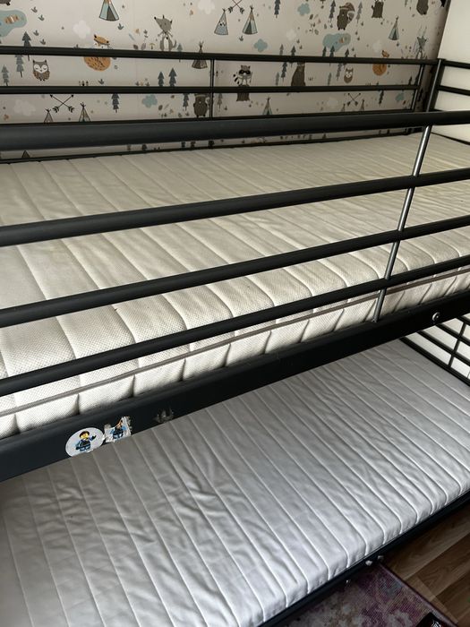 Łóżko pietrowe SVÄRTA z materacami