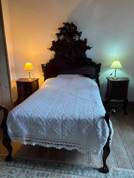 Mobília antiga de madeira maciça, de casa senhorial século XIX