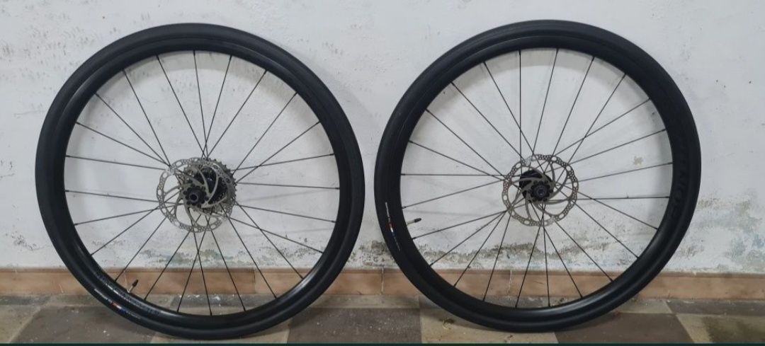 Trek Bontrager Affinity TLR com pneus bontrager 700x32 R1.

Com discos