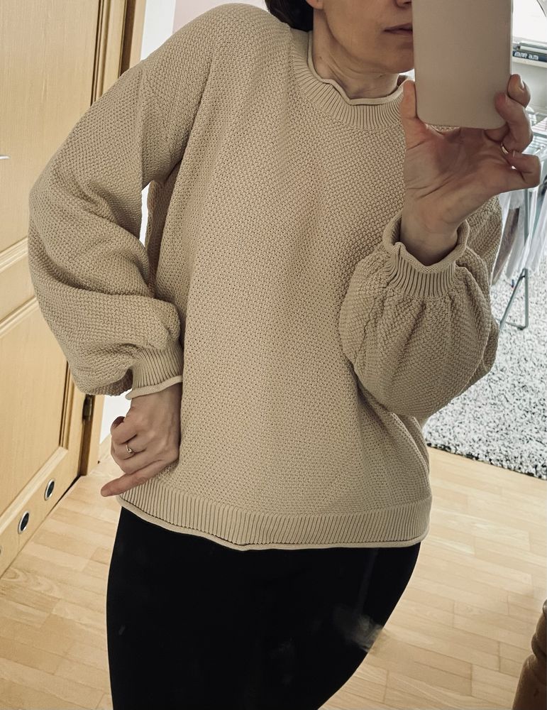 Beżowy sweter z bufiastymi rękawami r. S/M/L