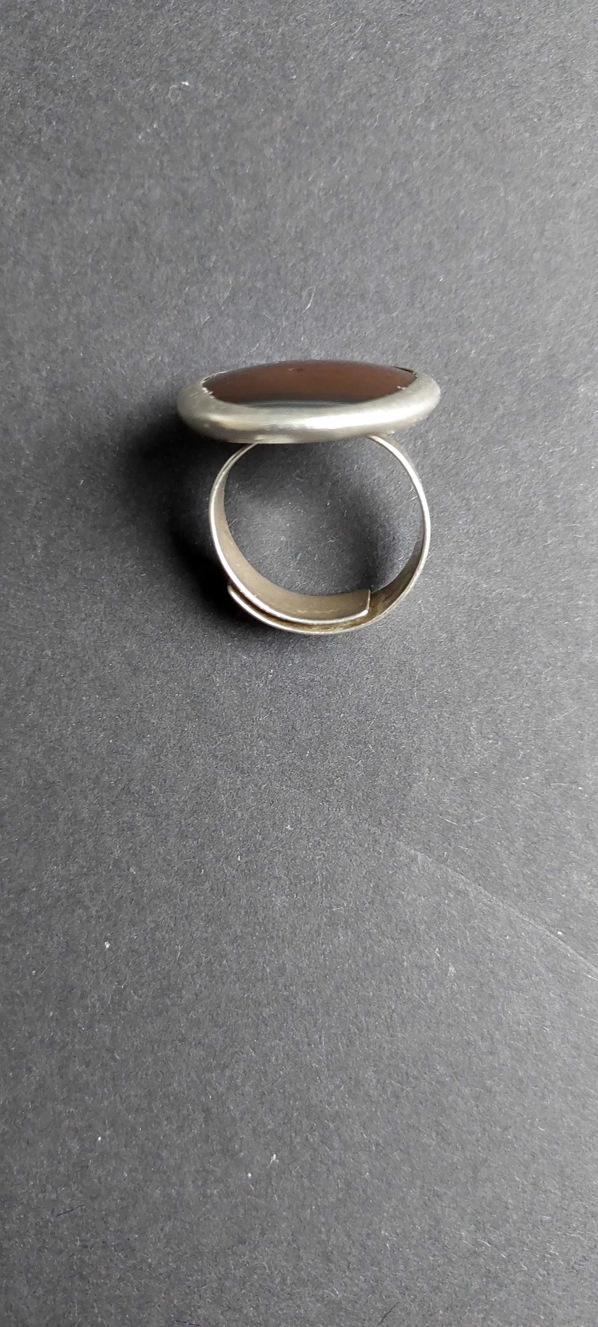 Pierścionek srebrny z kamieniem