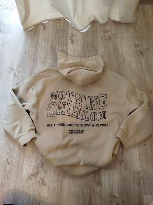 Beżowa bluza z nadrukiem na plecach