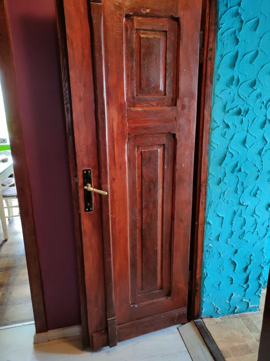 Duże drewniane drzwi wewnętrzne