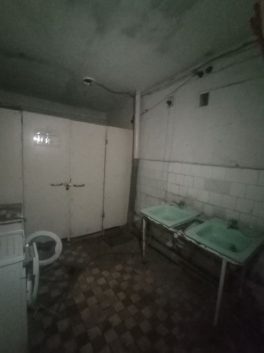 Продам МЕГА -дешевую гостинку метро Индустриальная 1-а минута