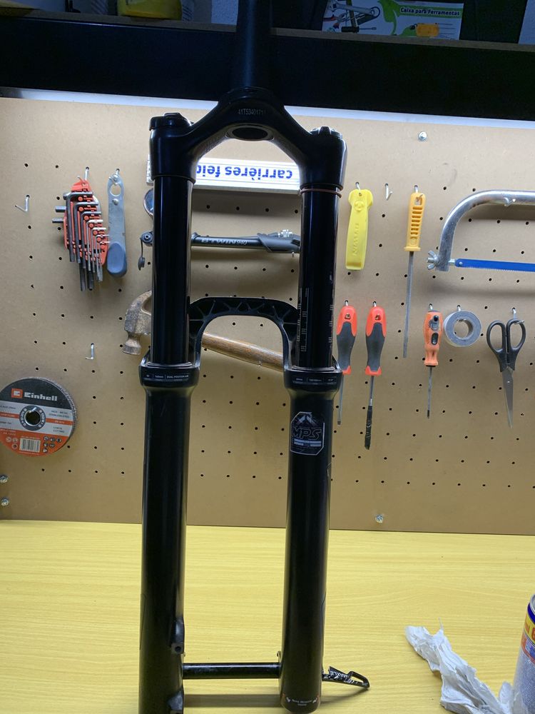 Suspensão rock shox yari