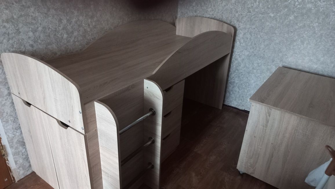 Продам дитяче ліжко-горище з письмовим столом