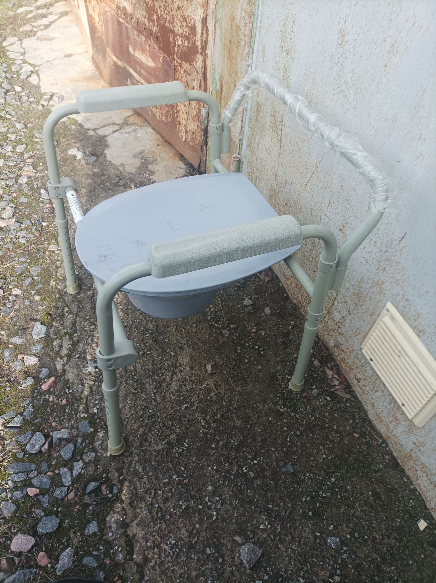 Инвалидный стул-санитарный