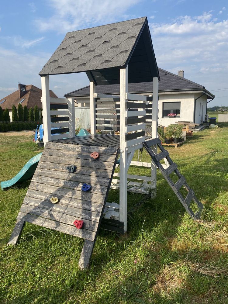 Drewniany plac zabaw dla dzieci domek huśtawki zjeżdżalnia ścianka