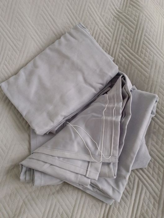 Gruba szara zasłona okienna