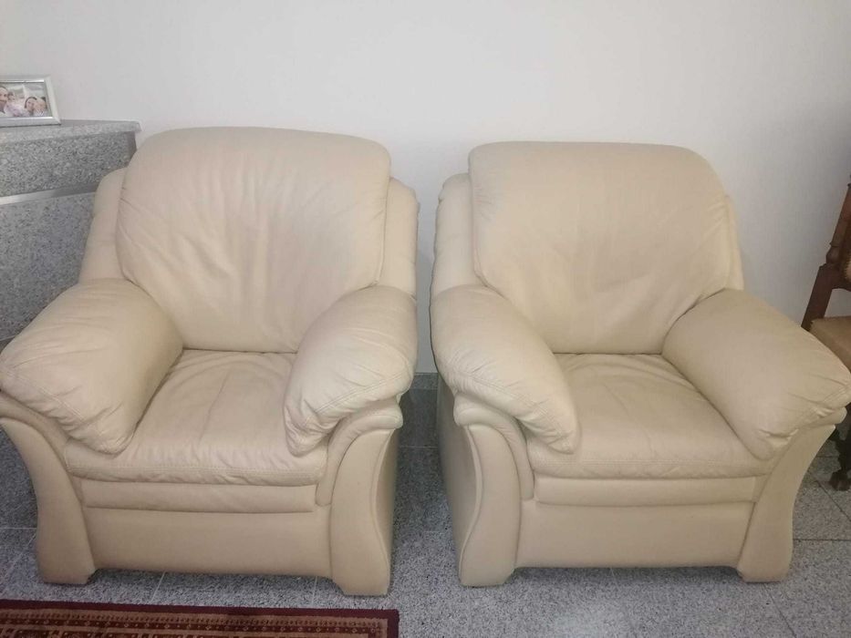 3 Sofás Pele Genuína