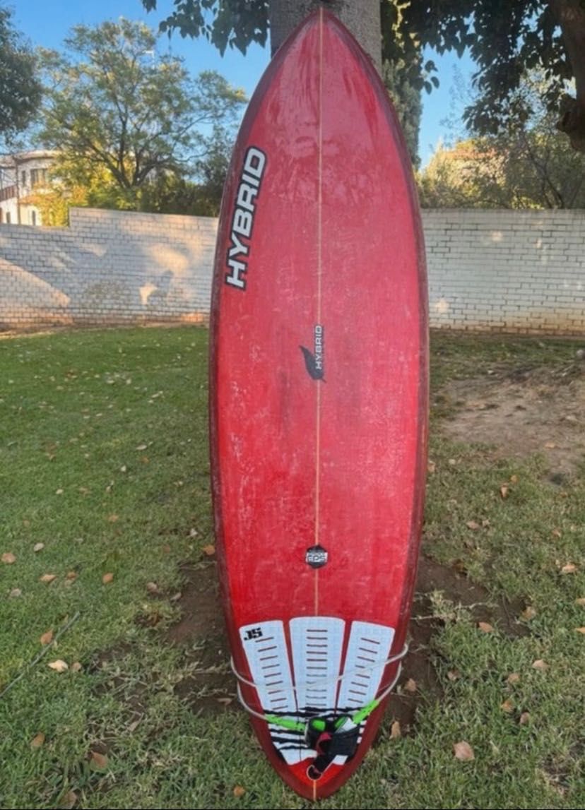 SURF BOARD 250€ : 5,9 x 32L 
TUDO INCLUÍDO : case, grip and 2 fins.