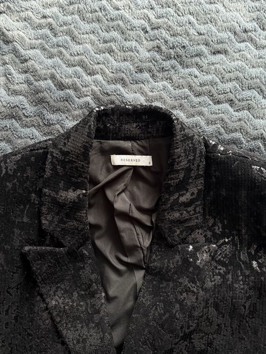 Сукня-піджак, яка переливається з блискітками