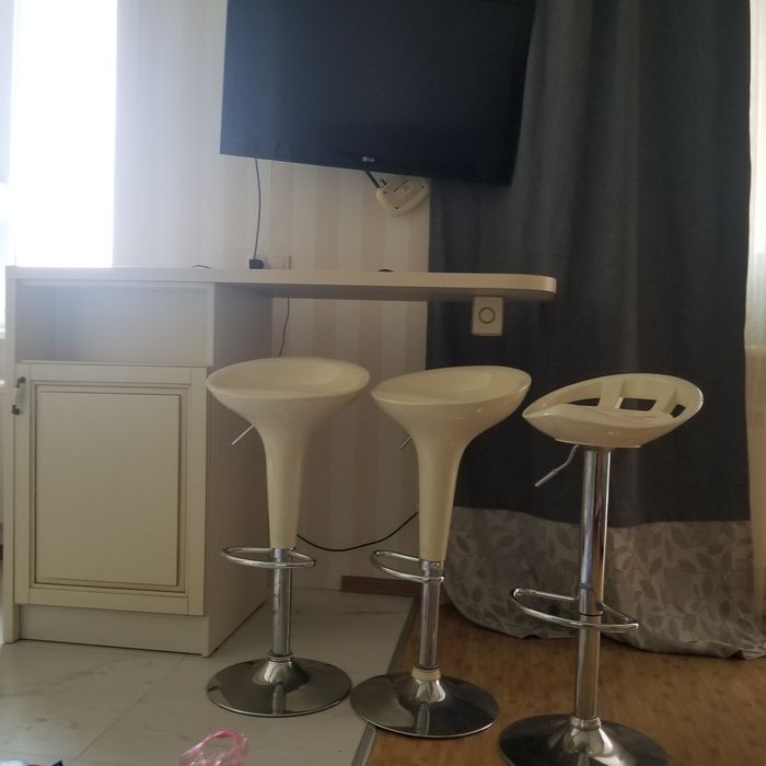 Барная стойка с встроенным холодильником и 3 барных стула