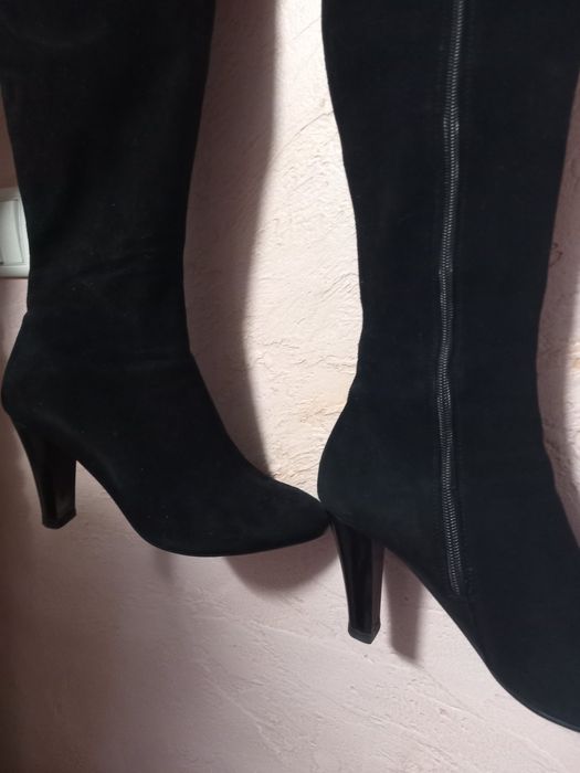Продам  чорні замшиві чоботи 37розмір.