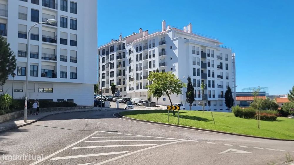 Excelente Loja com 80m2 - Urb. Atalaia, Amadora