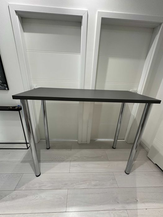 Stół na wysokich metalowych nogach 110 cm H - wystawy, targi, warsztat