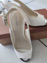 Białe sandały szpilki Deichmann