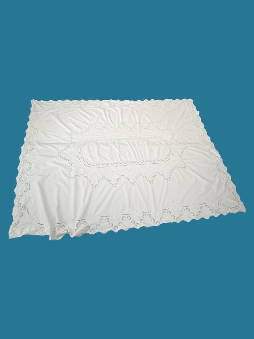 Toalha de Mesa Bordada em Algodão – 244 × 160 cm