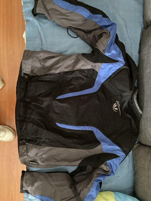 Capacete, casaco e óculos de mota